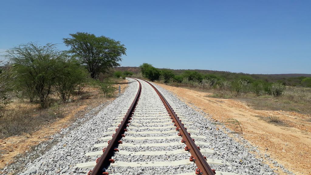 A nova ferrovia passa a 80 metros da confluência - the new railway passes 80 meters to the confluence