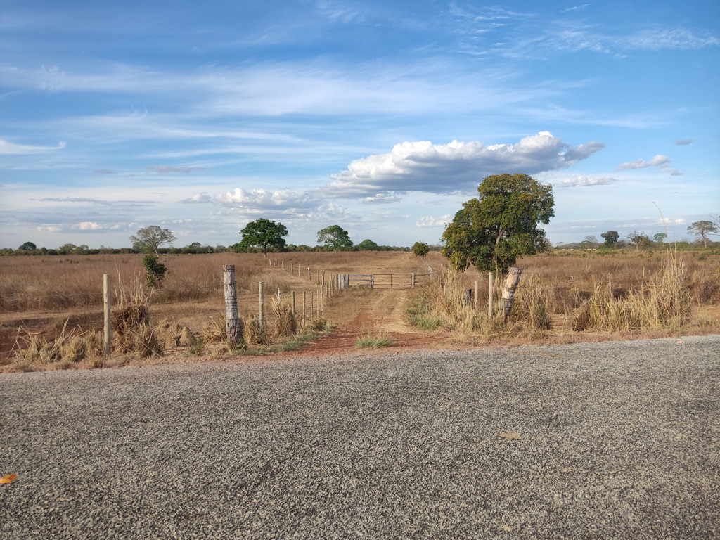 Entrada da fazenda onde se localiza a confluência (interessante comparar esta foto com a da visita anterior) - entrance of the farm where lies the confluence (it's interesting to compare this photo with the previous visit one)