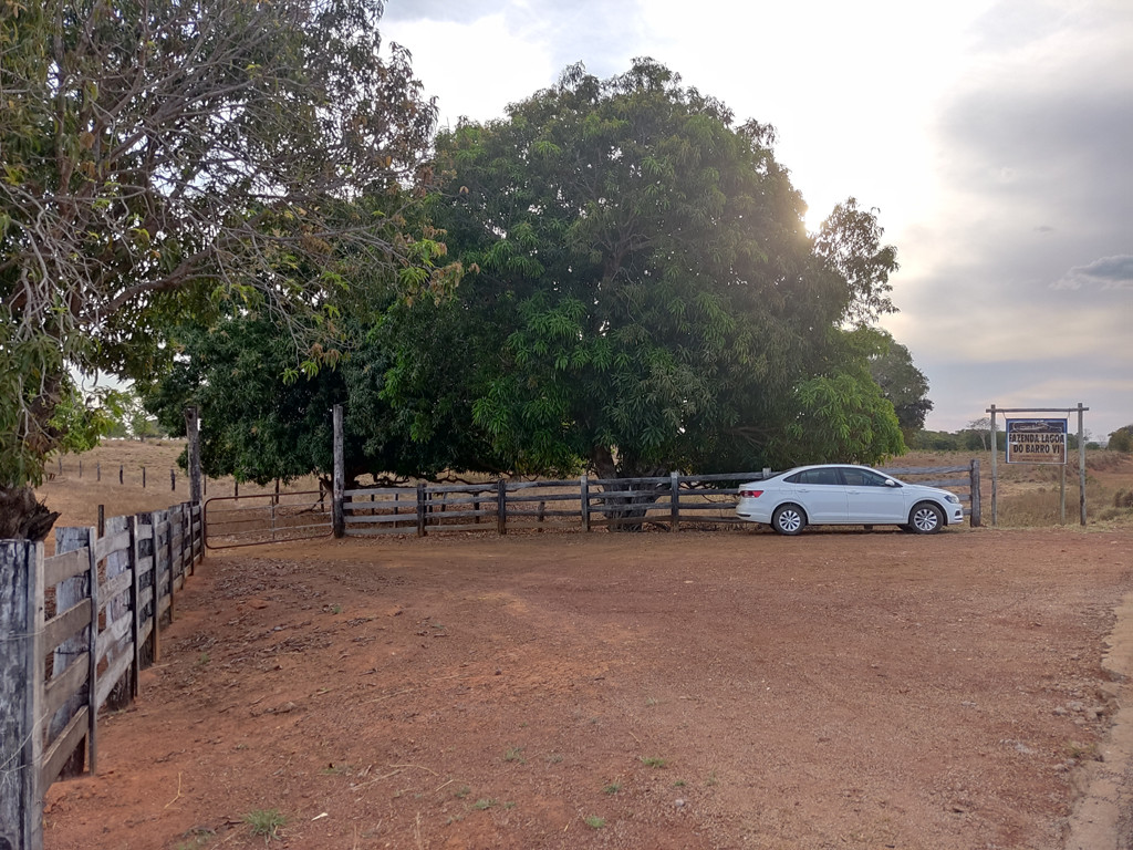 Parei o carro na entrada de uma fazenda do lado oposto da rodovia em relação à confluência - I stopped the car at a farm entrance at the opposite side of the highway in relation to the confluence