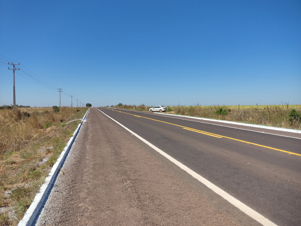 Parei o carro na entrada de uma fazenda - I stopped the car at the entrance of a farm