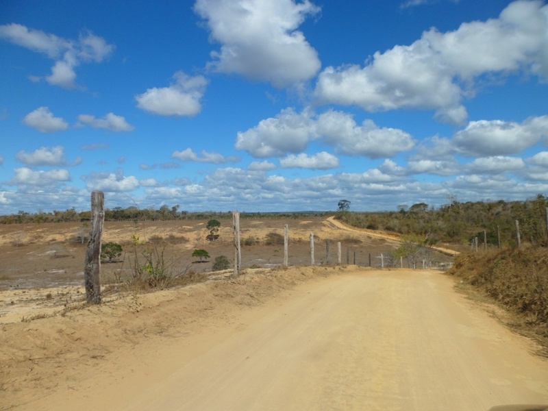 Estrada de terra que dá acesso à confluência - dirt road that goes to the confluence