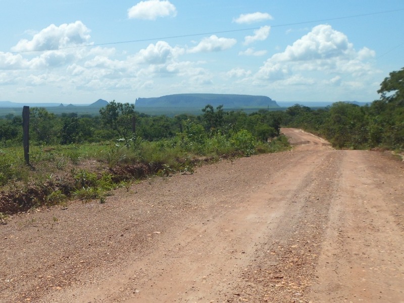 Estrada de terra e a Chapada dos Guimarães ao fundo - dirt road and Guimarães' Plateau at the background