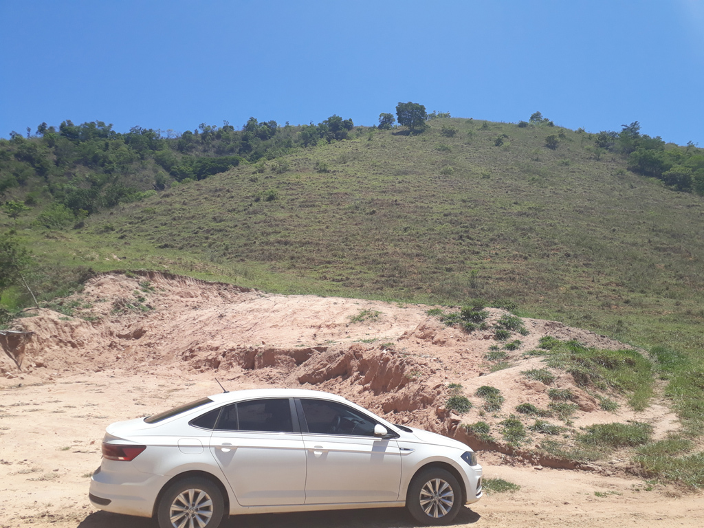 Árvore no alto do morro vista a partir do carro (a confluência está na área mais fechada à esquerda) - view to the tree at the top of the mountain from the car (the confluence lies at the denser area at left)