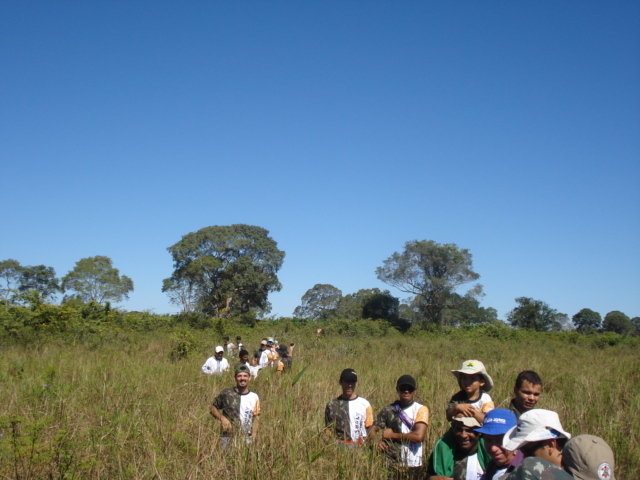 Foto do Grupo no início do trajeto a pé - com água no tornozelo. Hunter team at the starting point