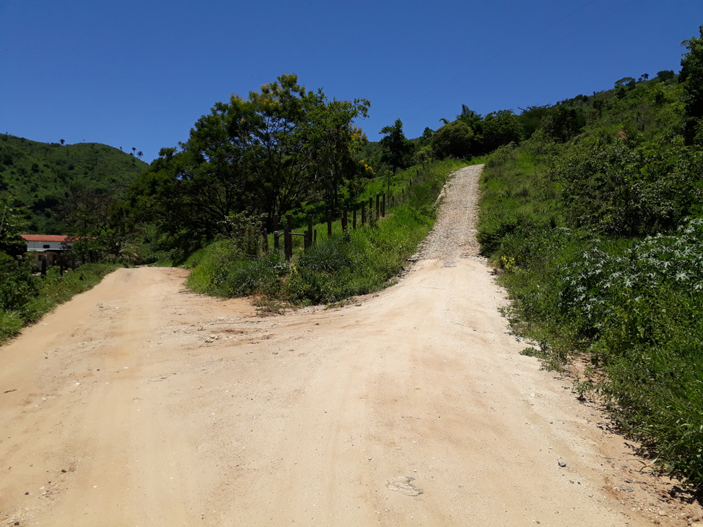 Subida íngreme no caminho para a confluência, à direita - steep ascend going to the confluence, at right