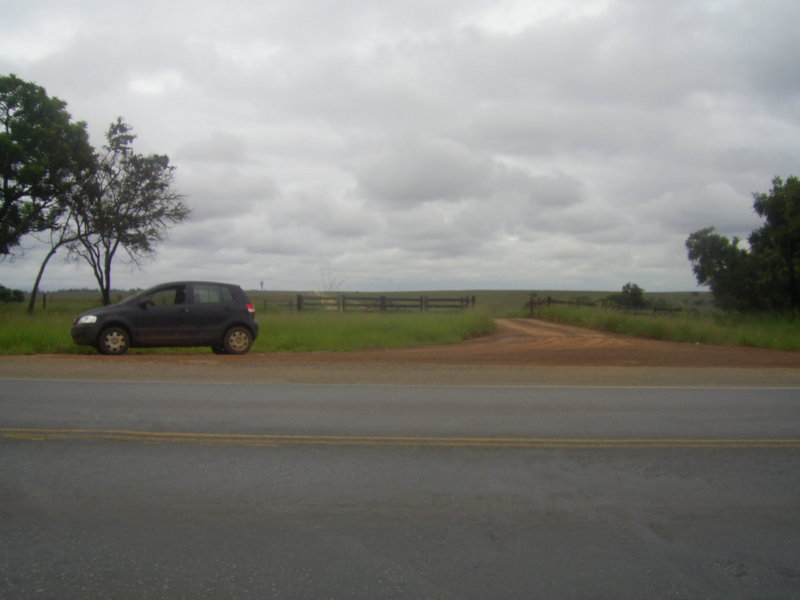 BR-040 e início da estrada de terra - BR-040 highway and beginning of dirt road