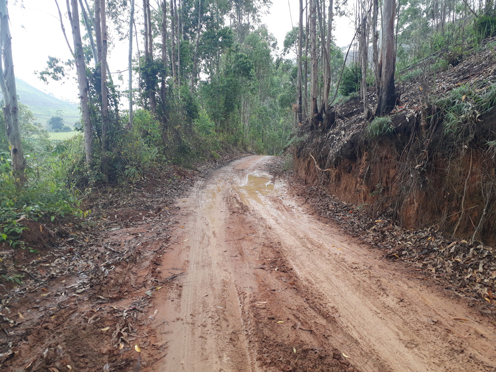 Estrada que dá acesso à confluência - road that accesses the confluence