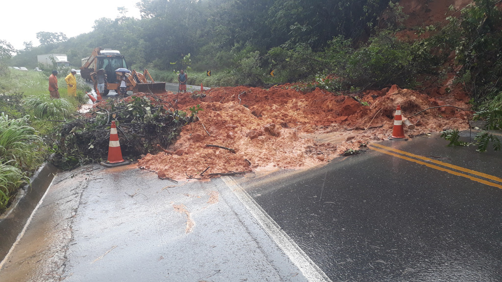 Bloqueio da estrada na viagem de volta para casa - blocked highway at the trip back home