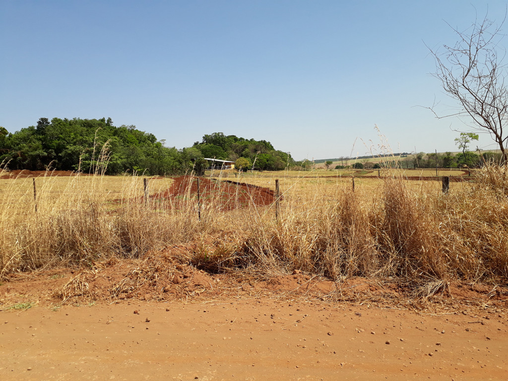 A estrada de terra passa a 190 metros da confluência – the dirt road passes 190 meters to the confluence