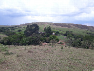 #12: Olhando para trás na parte final da caminhada: a sede da fazenda e a estrada que sobe a montanha - looking back near the end of the hiking: the farmhouse and the road that climbs the mountain