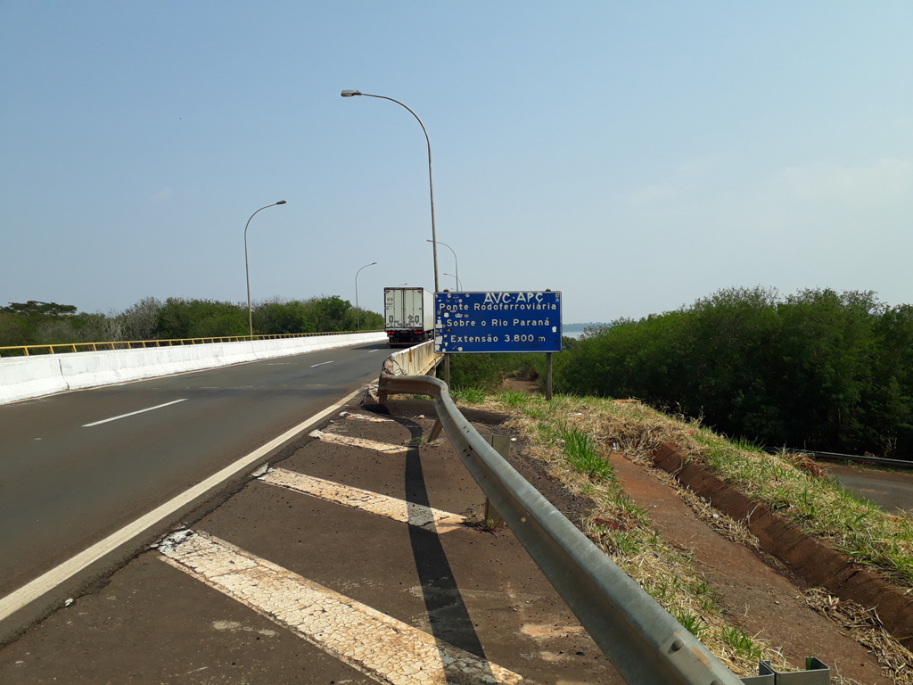 Ponte sobre o rio Paraná, divisa entre São Paulo e Mato Grosso do Sul - bridge over Paraná River, border between São Paulo and Mato Grosso do Sul states