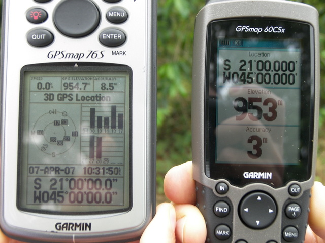 Dois receptores GPS sobre o ponto de confluência.