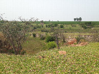 #9: Depressão no terreno e confluência ao fundo – depression in the terrain and confluence at the background