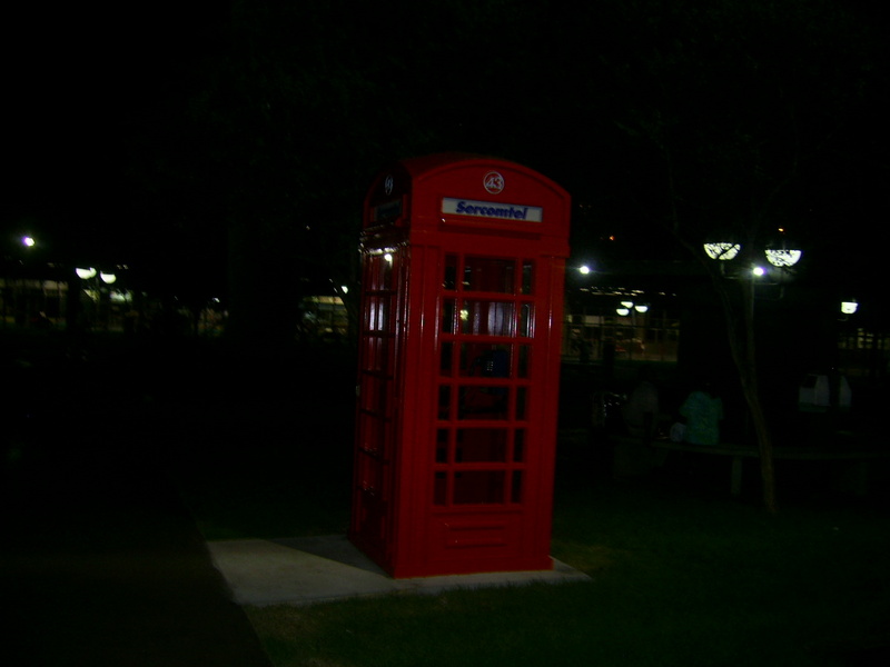 Típico telefone londrino, muito comum na cidade de Londrina - tipical London's telephone, very common in Londrina city (Londrina means "from London")