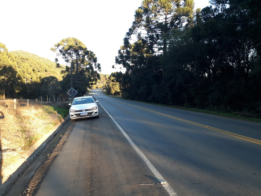 Parei o carro no acostamento da rodovia - I stopped the car on the shoulder of the highway