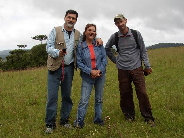 EX_S29W050 (HUNTERS).JPG -- The hunters J.Carlos, Eurídice and Evandro.