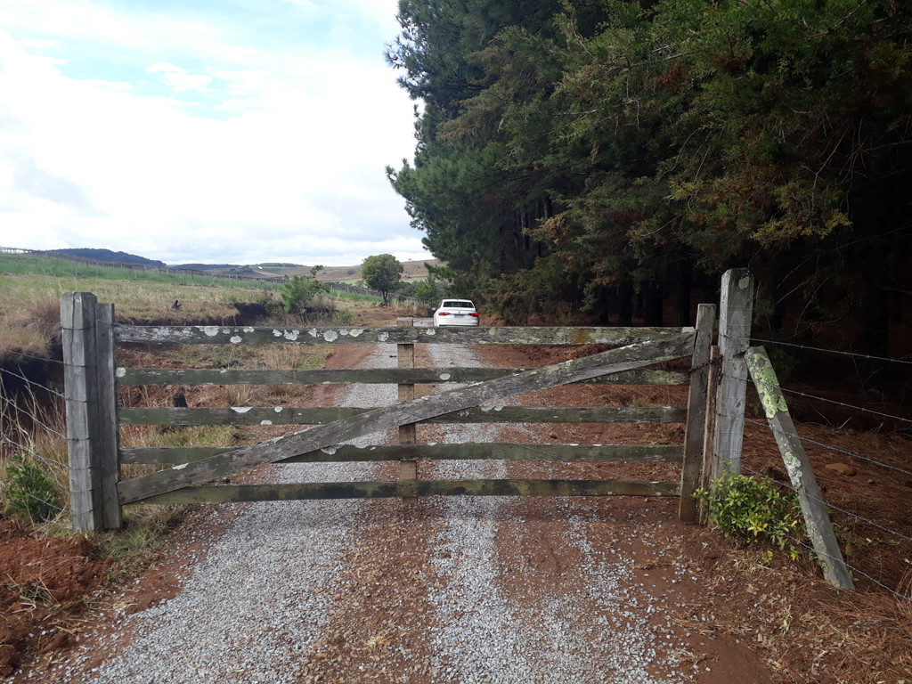 Paramos o carro, no entanto, a 570 metros do ponto exato, devido a uma porteira trancada - we stopped the car, however, 570 meters close to the exact point, due to a locked gate