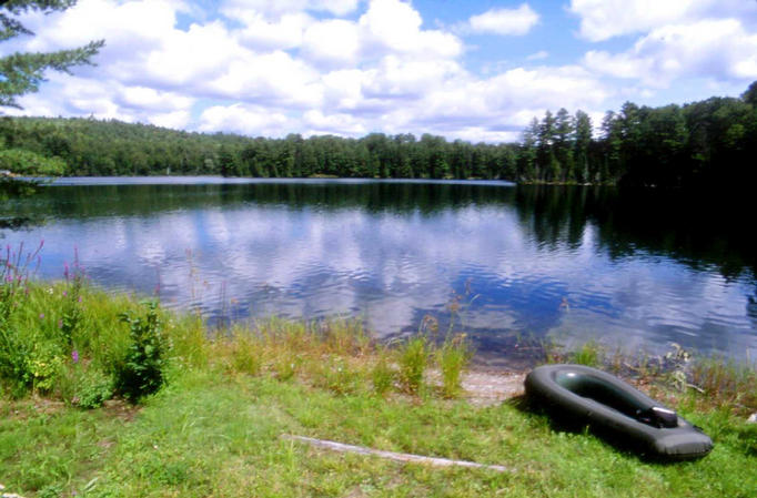 The small lake in which the confluence lies.