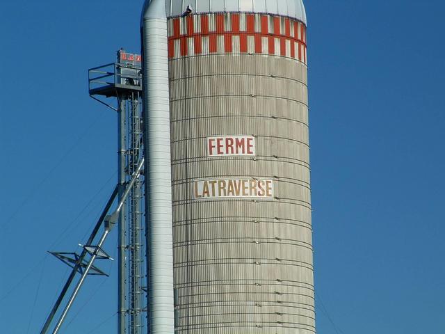le silo du propriétaire du champ visité / the owner's farm silo