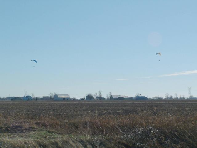 deux "parachutistes motorisés" / two "motorised parachutists"