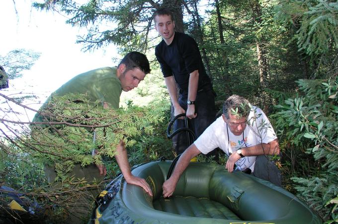 Martin, Martin et Bernard en train de gonfler le bateau sur le bord du lac Joybert. / Martin, Martin et Bernard inflating the boat on the shore of Joybert Lake.