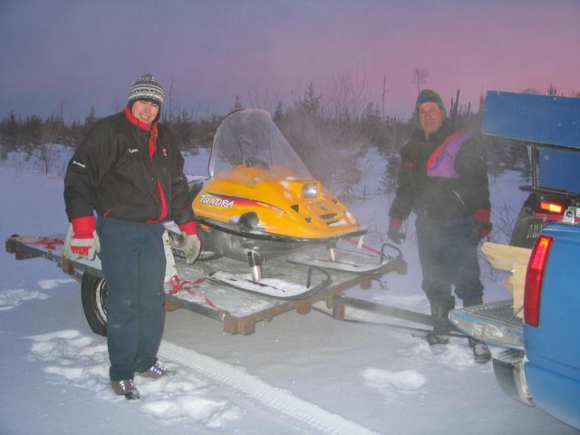 Départ en motoneige / Departure in snowmobile