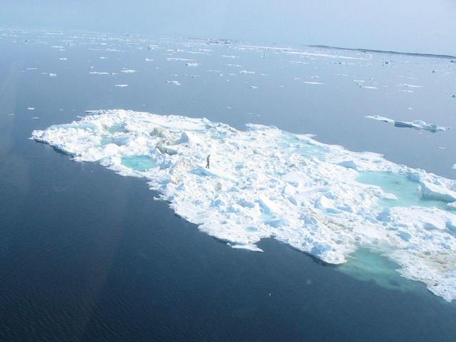 Marc-André sur un iceberg.