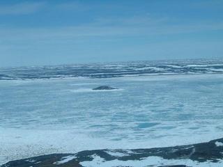 #1: L’île sans nom en face du village de Kangirsuk.