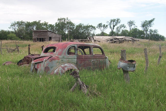 Abandoned farm yard near the confluence.