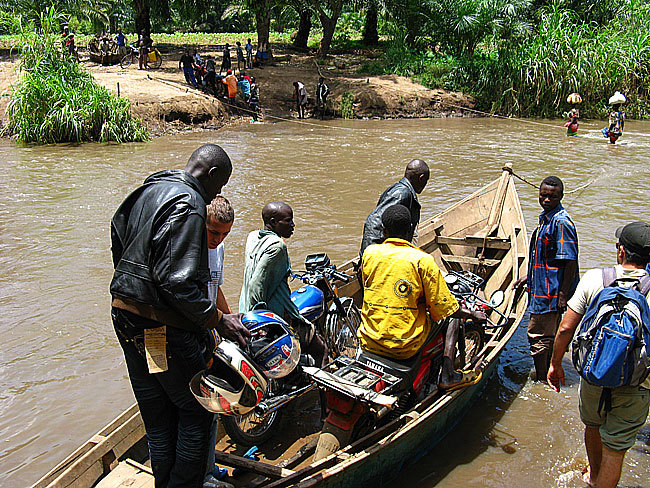 Crossing the Kakoyi river on a canoe