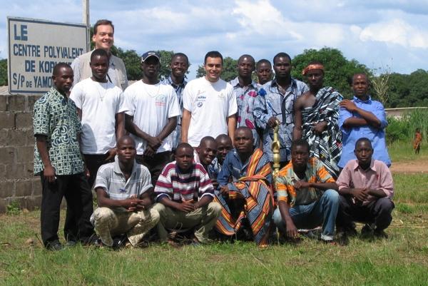 Gruppenbild mit Dorfbewohnern - Group photo with village inhabitants