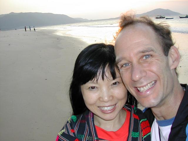 Confluence Hunter Peter Snow Cao with his wife Xiaorong on the beach in Sanya