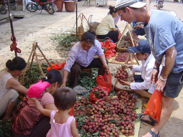 Lichi fruit is in season, delicious and cheap