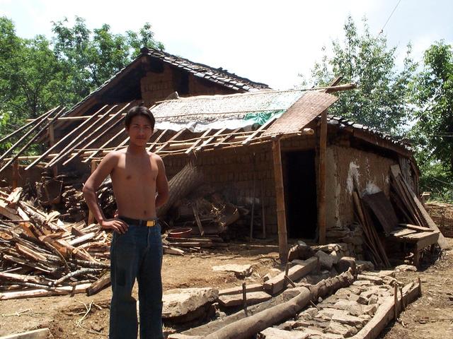 Boy who wants monument of point next to village.