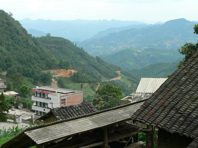 Looking from Dáyāng towards the confluence, 5.18 kilometres NE down the valley.