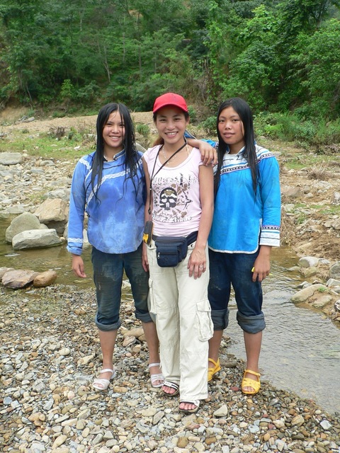 Ah Feng with two Miáo girls in traditional costume.