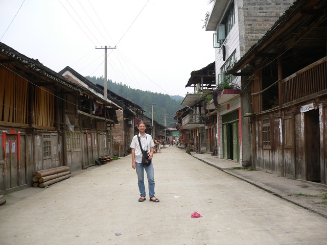 Targ in the main street of Shuāngjiāng, which consisted predominantly of old wooden buildings, with a few new brick and tile structures sprouting up amongst them.