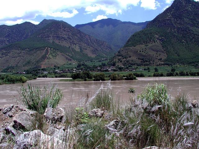 West of the confluence point - about 4.9 km away - the best approach