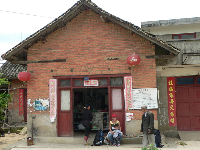 Ah Feng outside the shop in Dǐngfāng where we left our luggage.