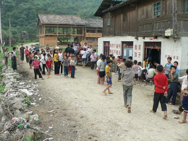 Ah Feng attracted a huge crowd of curious children in Kēngdòng.