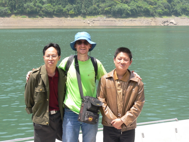 Targ and the two dam authority personnel: Cáo Fújiàn (left) and Yuán Chāngchāng.