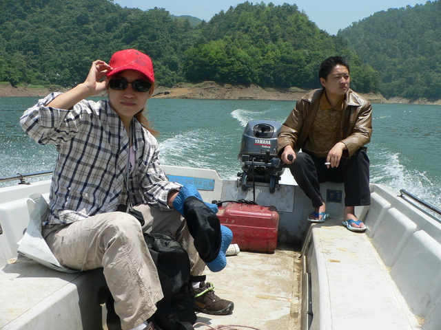 Ah Feng and Yuán Chāngchāng on the boat.
