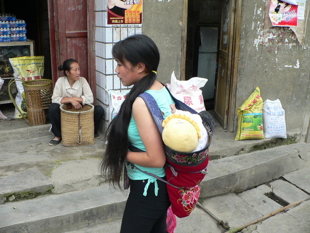 Baby in backpack in Shāgōu.
