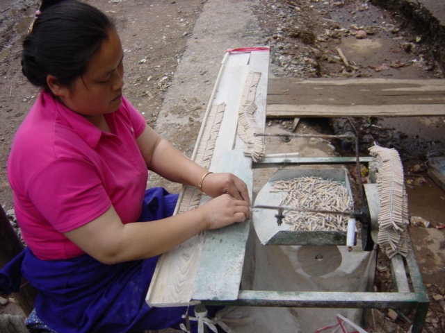 Lady making strands of firecrackers in Lüjiaping
