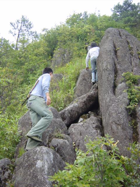 Climbing straight up, Xie Huangpeng (left) and Huang Kangjun