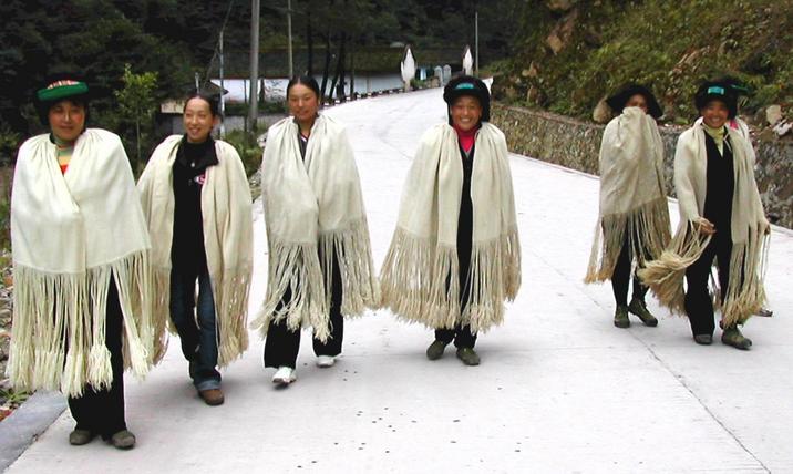 Yi women walking down the road near Xihe