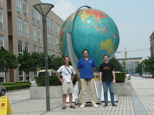 Peter, Tony and Targ preparing to set out from Incubation Park in Chéngdū.