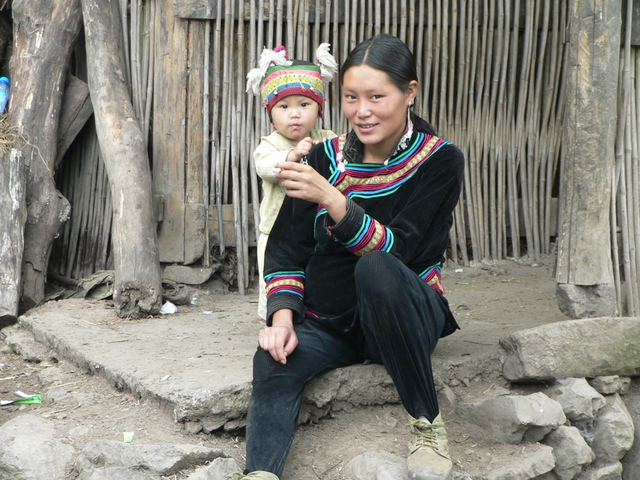Mother and child in Gǔjǐng Village.