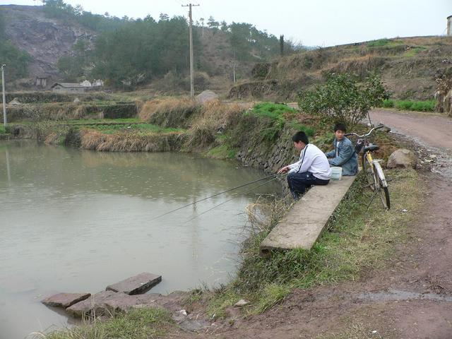 Boys fishing in the rain at Tongzhai