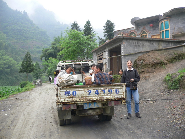 Targ beside the passenger truck on the road to Xiánfú, with the confluence 677 metres WNW.
